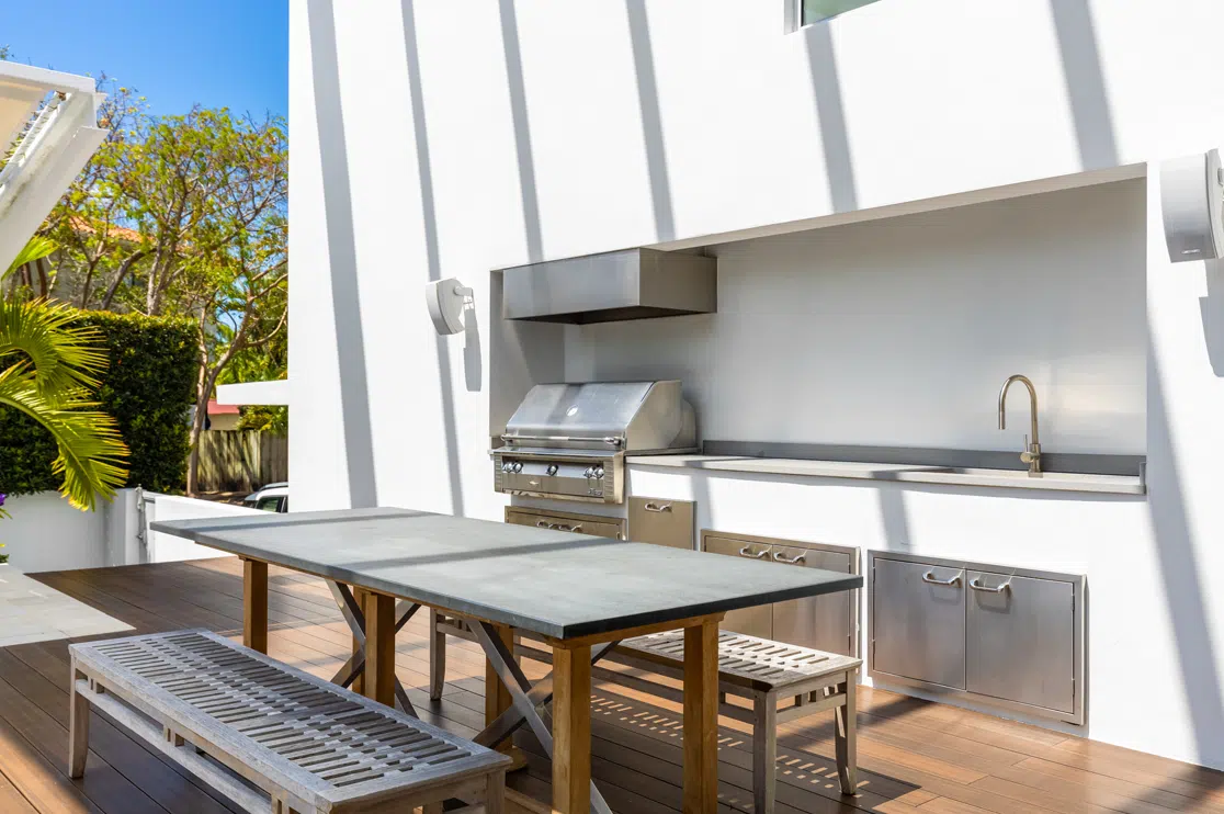 Outdoor Kitchen Designs and Cabinetry for Amenities Beyond Interiors